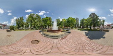Schuchin, Belarus - Ağustos 2019: Zirve ve ve az ile birlikte fıskiyenin eşdikdörtgen küresel projeksiyonunun yanındaki parkta tam dikişsiz küresel hdri panorama 360 derecelik açı görüntüsü. Vr içeriği için