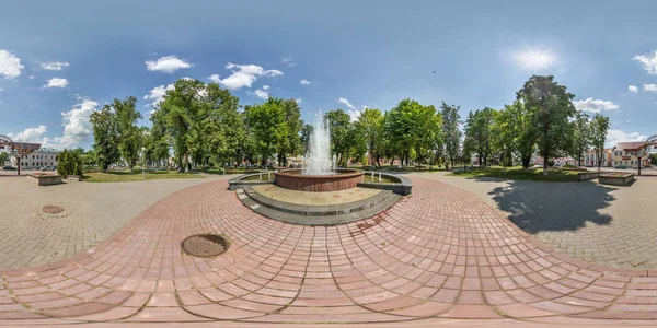 SCHUCHIN, BELARUS - AGOSTO 2019: panorama esférico completo sin costuras vista en ángulo de 360 grados en el parque cerca de la fuente proyección esférica equirectangular con cenit y nadir. para contenido VR — Foto de Stock