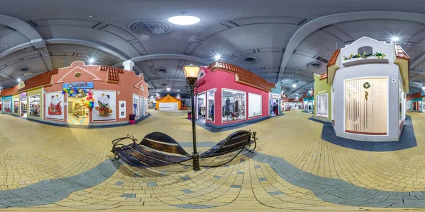 Mińsk, Białoruś - maj 2019: Pełna sferyczna panorama hdri 360 stopni kąta we wnętrzu nowoczesnej hali centrum handlowego z ławką na relaks w projekcji równokątnej, zawartość Ar Vr — Zdjęcie stockowe