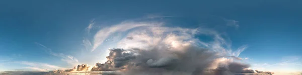 Dunkelblauer Himmel vor Sonnenuntergang mit wunderschönen Wolken. Nahtlose hdri-panorama 360-Grad-Winkel-Ansicht mit Zenit für den Einsatz in der Grafik oder Spielentwicklung als Sky Dome oder bearbeiten Drohne Schuss — Stockfoto