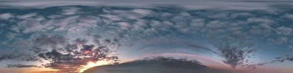 Ciemnoniebieskie niebo przed zachodem słońca z pięknymi niesamowitymi chmurami. Bezproblemowa panorama hdri 360 stopni kąt widzenia z zenitem do wykorzystania w grafice lub rozwoju gier jako kopuła nieba lub edytować strzał drona — Zdjęcie stockowe