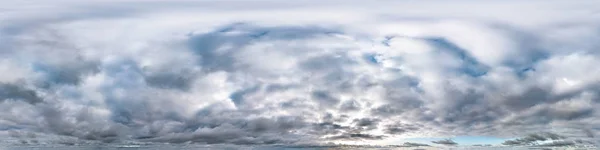 Ciel bleu avec de beaux cumulus nocturnes. Panorama sans couture hdri Vue d'angle 360 degrés avec zénith pour une utilisation dans le développement graphique ou de jeu comme dôme du ciel ou éditer un tir de drone — Photo
