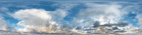 Céu azul com belas nuvens cumulus noite. Panorama hdri sem costura 360 graus ângulo de visão com zênite para uso em gráficos ou desenvolvimento de jogos como cúpula do céu ou editar tiro drone — Fotografia de Stock