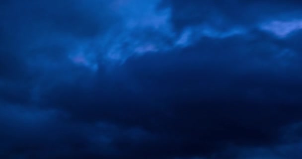 Timelapse Nubes Azules Oscuras Cielo Fondo Con Diminutos Estratos Cirros — Vídeo de stock