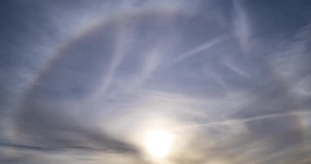 Pofuduk Bulutlu Açık Mavi Gökyüzünde Halo Güneşinin Zamanı — Stok video