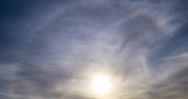 Время Гало Солнца Ясном Голубом Небе Пушистыми Облаками — стоковое видео