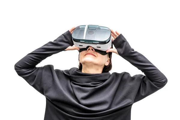 Idős nő 360 nézet virtuális valóság headset játszik a játékot elszigetelt fehér háttér. 3D-s eszköz szerkentyű néz filmeket utazás és szórakozás 3D-s térben.. karton Vr Ar szemüveg — Stock Fotó