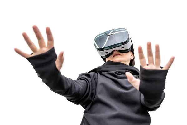 Anciana en 360 ver auriculares de realidad virtual jugando el juego aislado sobre fondo blanco. Gadget dispositivo 3D para ver películas para viajes y entretenimiento en el espacio 3d.. — Foto de Stock