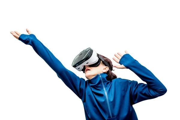 Idős nő 360 nézet virtuális valóság headset játszik a játékot elszigetelt fehér háttér. 3D-s eszköz szerkentyű néz filmeket utazás és szórakozás 3D-s térben.. karton Vr Ar szemüveg — Stock Fotó