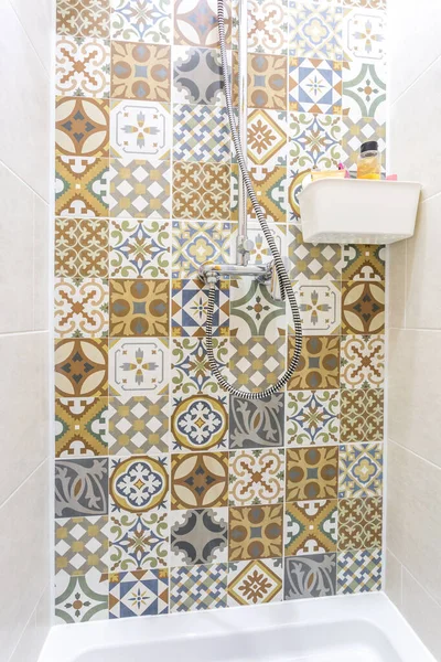 Lavabo con rubinetto in costoso bagno soppalco. dettaglio di una cabina doccia angolare con attacco doccia a parete — Foto Stock