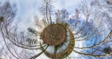 Uzayın kıvrımlı küçük bir gezegen dönüşümü. Sonbahar ormanlarında soyut dönüş, bükülme ve tam bir uçuş panoraması. İHA havalanıyor ve dönüyor