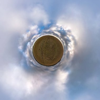 Küresel panoramanın 360 derecelik küçük gezegen dönüşümü. Muazzam güzel bulutları olan küresel soyut hava manzarası. Uzayın eğriliği.