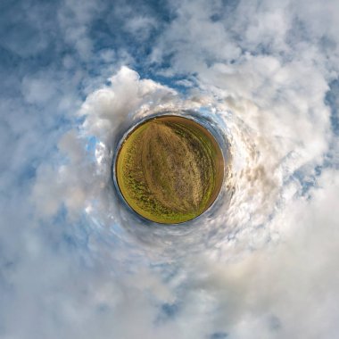 Küresel panoramanın 360 derecelik küçük gezegen dönüşümü. Muazzam güzel bulutları olan küresel soyut hava manzarası. Uzayın eğriliği.