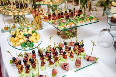 Catering. Saha dışında yemek. Çeşitli kanepeler, kum ile büfe masası
