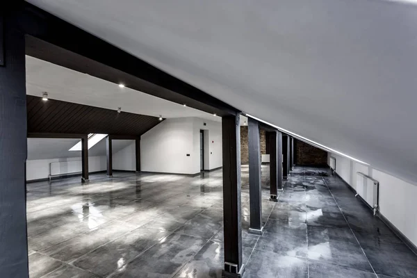 Κενό ανεπίπλωτο πατάρι mansard δωμάτιο εσωτερικό με ξύλινες κολώνες και υγρό τσιμεντένιο δάπεδο στο επίπεδο της οροφής σε μαύρο και whote στυλ χρώμα — Φωτογραφία Αρχείου