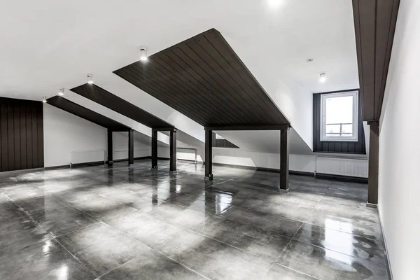 Vacío sin amueblar loft mansard habitación interior con columnas de madera y suelo de hormigón húmedo en el nivel del techo en color negro y el estilo whote — Foto de Stock