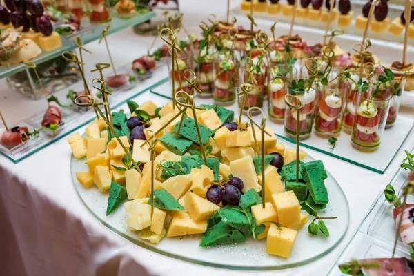 Catering. Jedzenie poza terenem obiektu. Stół Bufety z różnymi Kanapki, piasek — Zdjęcie stockowe