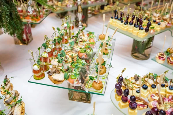 Catering. Comida fuera del lugar. Mesa Buffet con varios canapés, arena — Foto de Stock