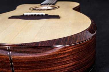 siyah arka plan üzerinde altı dizeleri akustik gitar alt güverte ahşap doku. gitar şekli