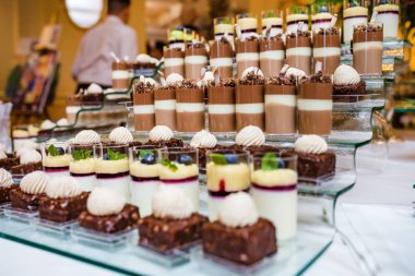 Yemek servisi. Tesis dışı yemek. Çeşitli tatlı çikolatalarla açık büfe masası.