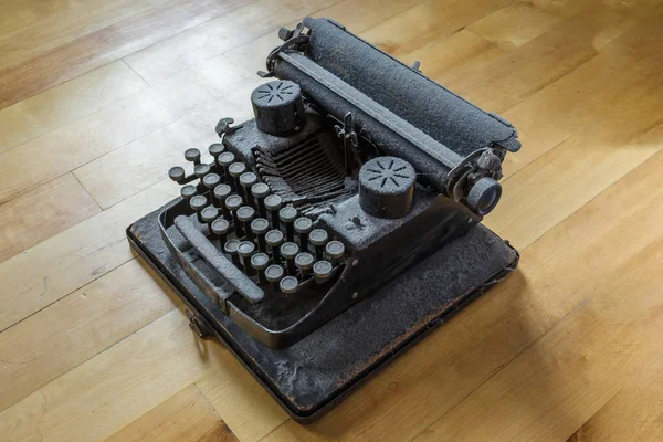 Old vintage dust-covered typewriter with sheet of white paper — Stock Photo, Image