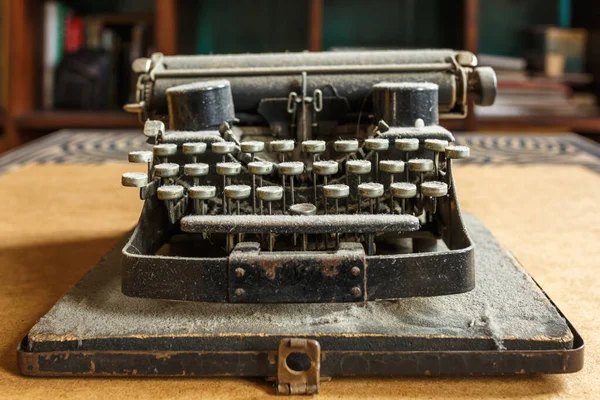 Стара старовинна друкарська машинка з пиловим покриттям з листом білого паперу — стокове фото
