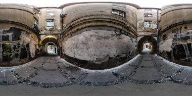 Zirve ve ve az ile eşdörtgen projeksiyonda, yaya caddesinin dar avlusunda tam pürüzsüz küresel hdri panorama 360 derecelik açı görünümü. Vr Ar içeriği