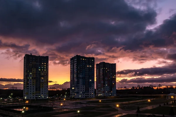 Wieczorem puszyste kręcone kręcone chmury niesamowite zachody słońca przed sto — Zdjęcie stockowe