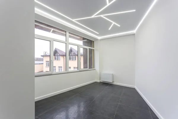 Üres bútorozatlan tetőtéri szoba belső fehér stílus színe — Stock Fotó