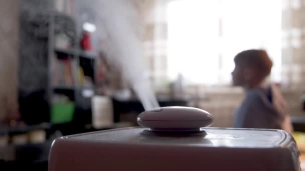 Flujo Vapor Humidificador Ionizador Aire Una Habitación Borrosa Con Niño — Vídeos de Stock