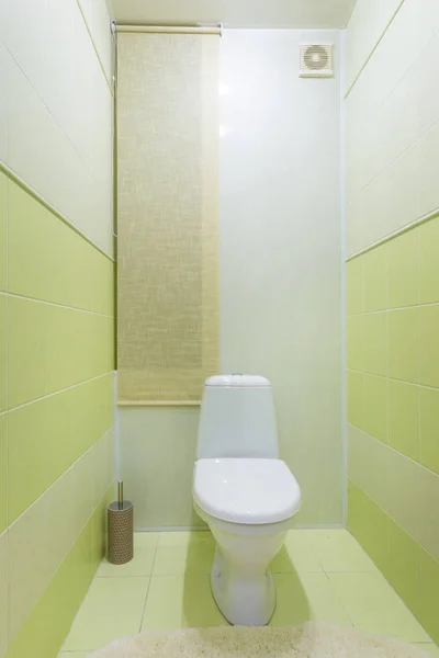 Banheiro e detalhe de um bidé de chuveiro de canto com anexo de chuveiro de montagem na parede — Fotografia de Stock