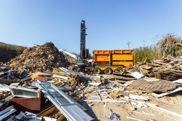 Grodno, Vitryssland - maj 2019: Utrustning för pressning av källsorteringsmaterial som ska bearbetas i moderna avfallsåtervinningsanläggningar. Soppress på modern avfallsåtervinningsanläggning. — Stockfoto