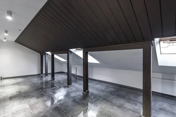 나무 기둥 과젖은 콘 크리 이트 바닥 이 있는 비어 있는 비어 있는 가옥 내부검은 색 과 휘트 색으로 된 지붕 층 — 스톡 사진