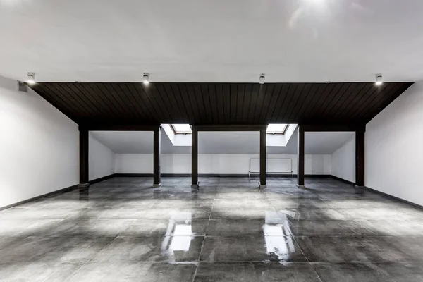 Üres bútorozatlan tetőtéri manzárd szoba belső tér fa oszlopok és nedves beton padló tetőszinten fekete és ki stílus színe — Stock Fotó