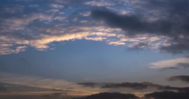 夜间风天气中灰色蓬松卷曲的云彩的时移剪辑 — 图库视频影像