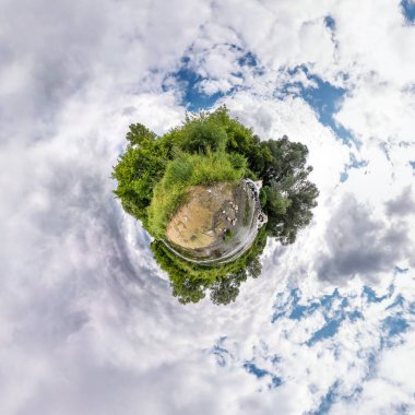 Küresel panoramanın 360 derecelik küçük gezegen dönüşümü. Muazzam güzel bulutları olan küresel soyut hava manzarası. Uzayın eğriliği.