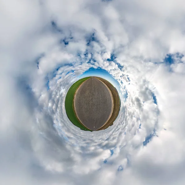 Malá planetární transformace sférického panoramatu 360 stupňů. Sférický abstraktní letecký pohled v poli s úžasnými krásnými mraky. Zakřivení prostoru. — Stock fotografie
