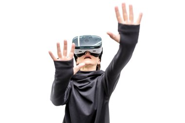 360 görüntülü sanal gerçeklik kulaklıklı kadın isola oyunu oynuyor