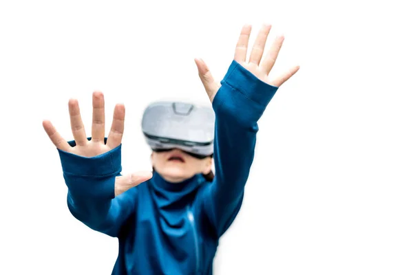 Kvinna i 360 visa virtuell verklighet headset spela spelet isola — Stockfoto