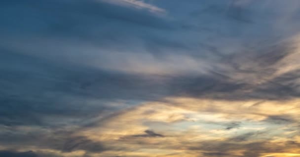 Zeitraffer Clip Von Grauen Lockigen Lockigen Wolken Bei Windigem Wetter — Stockvideo