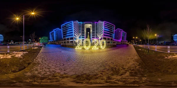 MINSK, BELARUS - ENERO 2020: panorama esférico completo de noche hdri 360 luz en ventanas de edificio de varios pisos de barrio de élite residencial con noen en proyección equirectangular, contenido VR —  Fotos de Stock