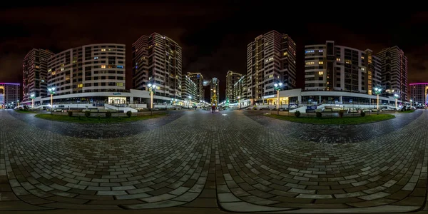БЕЛАРУС - ЯНВАРЬ-2020: полная бесшовная сферическая ночная гидропанорама 360 светом в окнах многоэтажного здания элитного городского жилого квартала в равноугольной проекции, содержание AR VR — стоковое фото