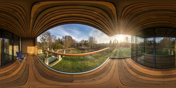 Volledige naadloze hdri panorama 360 hoek in het interieur van lege hal veranda met panoramische ramen in houten vakantiewoning huis in equrechthoekige bolvormige projectie.Vr inhoud — Stockfoto