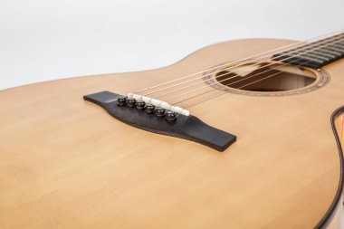 Beyaz arka planda altı dizeleri akustik gitar alt güverte ahşap doku. gitar şekli