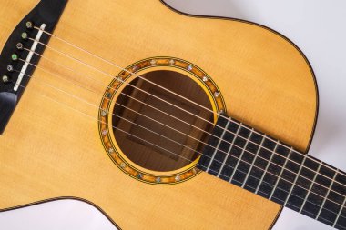 Beyaz arka planda altı dizeleri akustik gitar alt güverte ahşap doku. gitar şekli