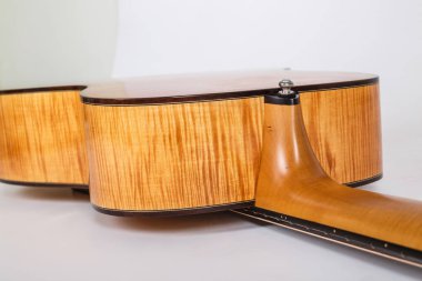 Beyaz arka planda altı dizeleri akustik gitar alt güverte ahşap doku. gitar şekli