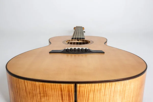 Trä konsistens av nedre däck sex strängar akustisk gitarr på vit bakgrund. gitarr form — Stockfoto