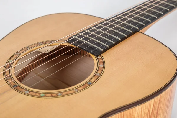 Tekstura drewna dolnego pokładu sześciu strun gitara akustyczna na białym tle. kształt gitary — Zdjęcie stockowe