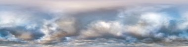Gökyüzü ve güzel akşam kümülüs bulutları. Gökyüzü kubbesi olarak grafiklerde veya oyun geliştirmede kullanılmak üzere doruk noktasıyla 360 derecelik kusursuz hdri panorama görünümü veya dron görüntüsünü düzenle