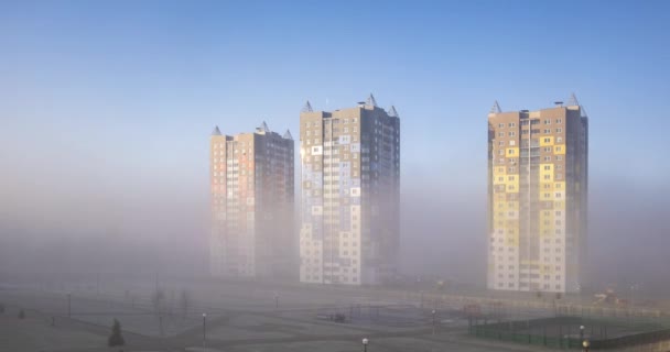 Çok Katlı Apartman Gökdelenlerine Karşı Ağır Sabah Sisinin Hızlandırılmış Klibi — Stok video